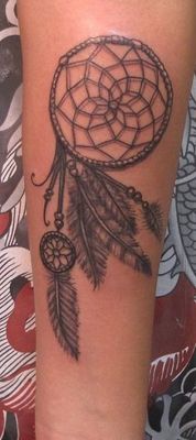  Tatouage attrape rêve sur l'avant bras